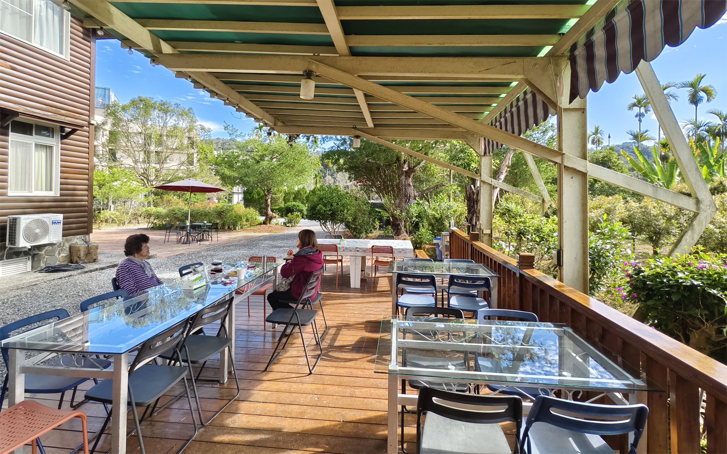 南投20人包棟-綠野鄉居獨棟小木屋-戶外陽光早餐區